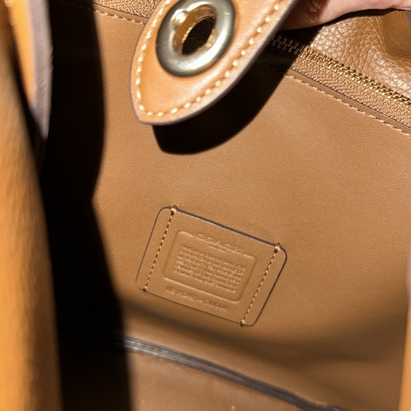 New Viral Coach Hadley - Picture 4 of 8